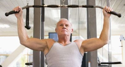 Lateral pulldown by man
